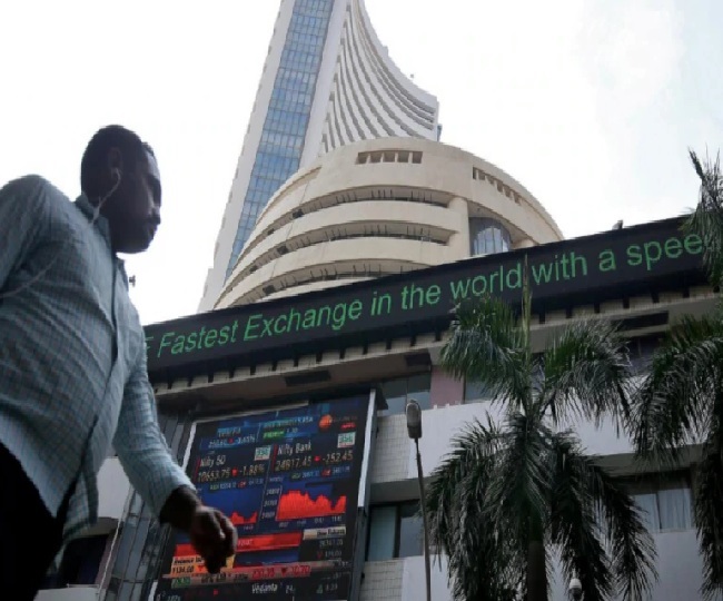 Sensex gains over 90 points, Nifty above 11,370-mark amid mixed global cues